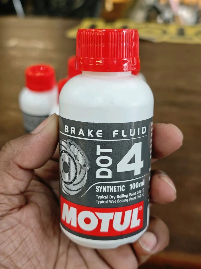 MOTUL Brake Fluid DOT 4 100 ml - Image 2